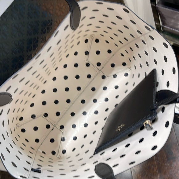 Disney X Kate Spade New York Reversible Minnie Large Tote
NWT 
Authentic - Picture 10 of 16